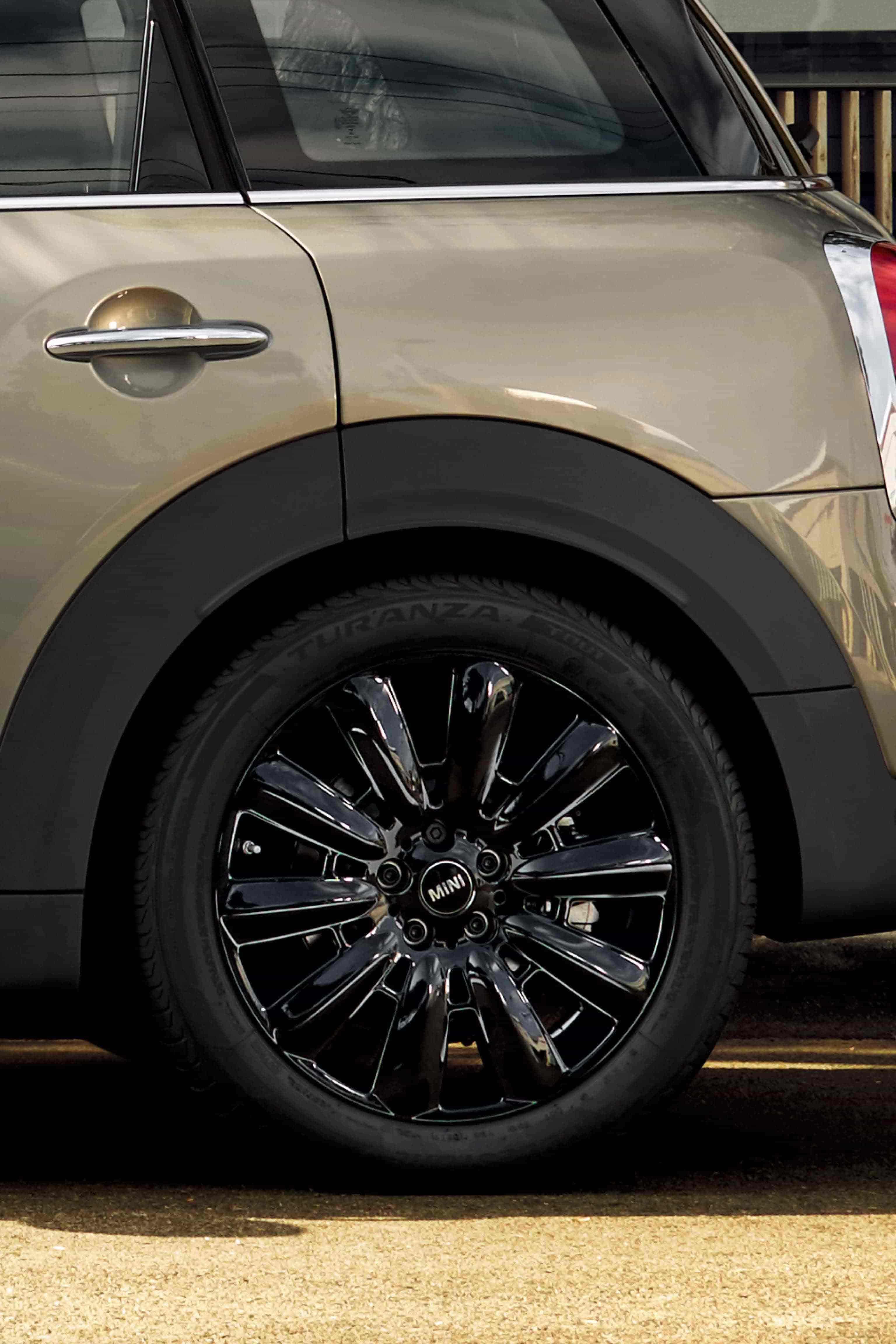 MINI Countryman Plug-in Hybrid – Side close up